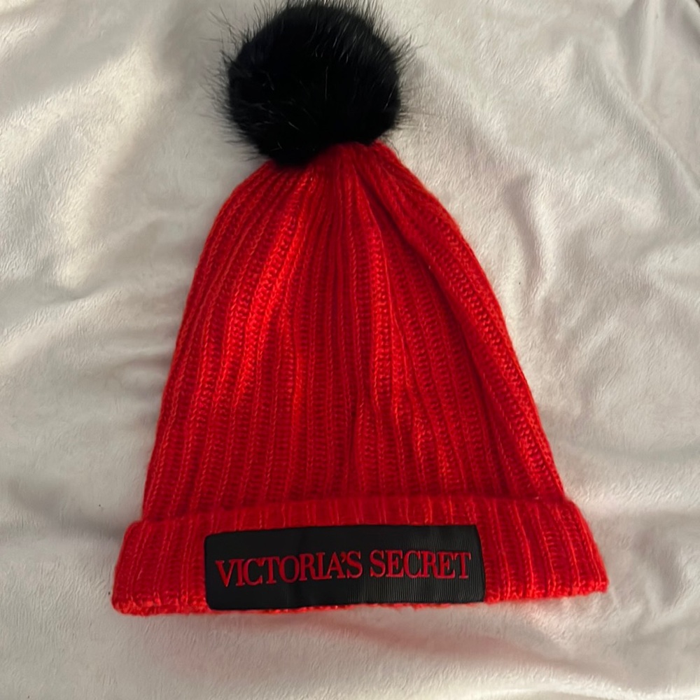 DONATING 1/10 - VICTORIA SECRET BEANIE